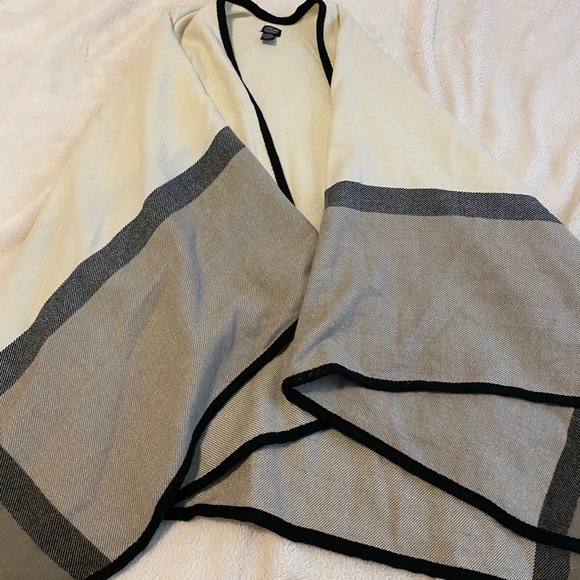 Cape/sweater - Picture 2 of 4